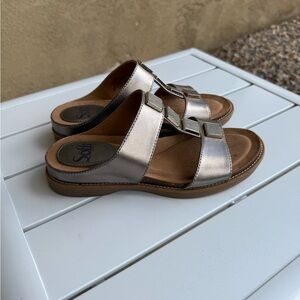 New Sofft Silver Metallic leather slip on Sandals size 6M